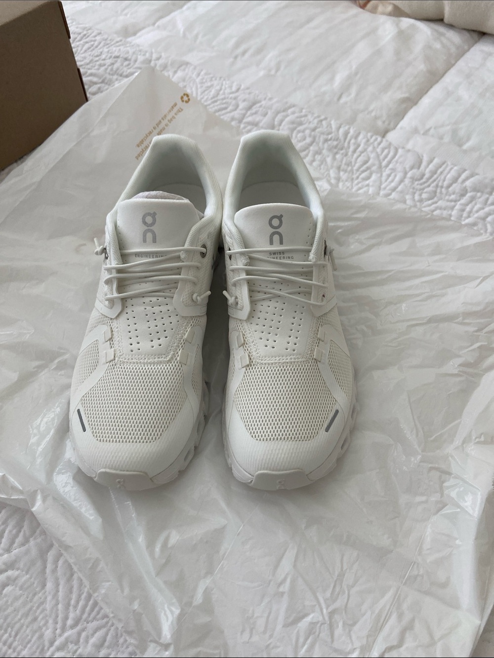On cloud 5 new!!! Size 8.5